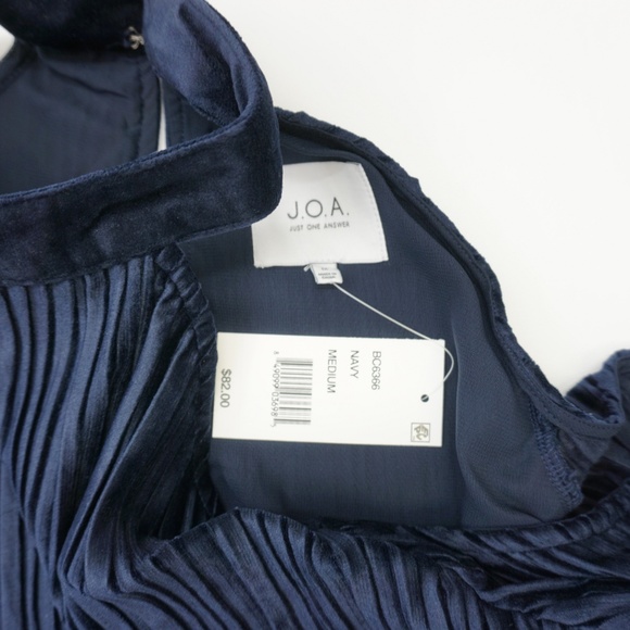 J.O.A. Velvet Pleated Cold Shoulder Top Navy M - Picture 3 of 8